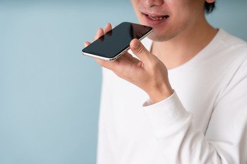 AIアシスタントを使う男性