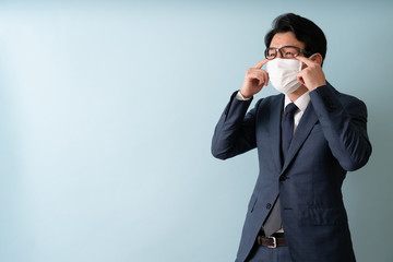 花粉症で目がかゆい男性イメージ