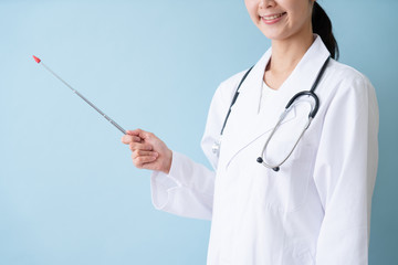 指示棒を持った医者 