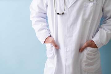 白衣を着た医者