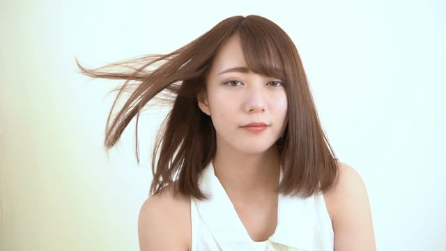 女性・風・髪　スローモーション