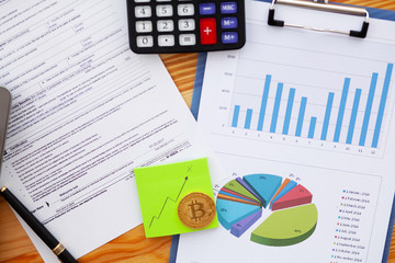 Obraz premium Financial Manager Sitting in Desk and Work With Financial Documents Company