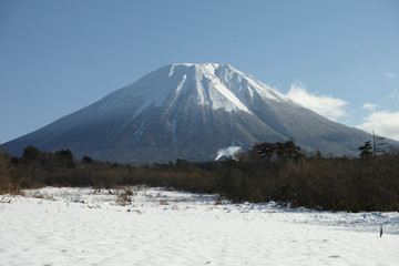 鳥取県伯耆町金屋谷から見た冬の伯耆富士　大山