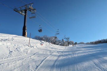 Fototapeta na wymiar スキー場でスポーツを楽しむ人たち