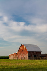 Midwestern barn in the afternoon light.  LaSalle County, Illinois, USA