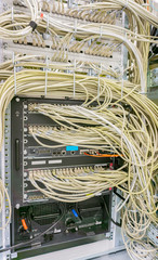 Netzwerk Switch und Netzwerkkabel in einem Rechenzentrum