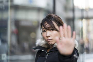 拒否する女性・渋谷
