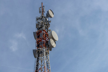 3G, 4G und 5G Mobilfunkstandort, Telekommunikationsturm, Funkturm oder Mobilfunk-Basisstation....