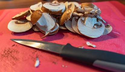 Pilze geschnitten auf einem Schneidebrett