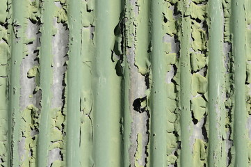 古い緑のトタン壁