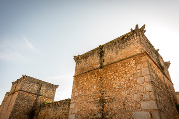 Castillo de niebla Huelva Andalucía almenas y rocas antiguas con blasones y puertas 