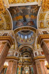 Fototapeta na wymiar SAINT PETERSBURG, RUSSIA - January 2, 2019: Beautiful interior of the St Isaac's Cathedral. Luxurious ceiling and dome inside the famous cathedral.