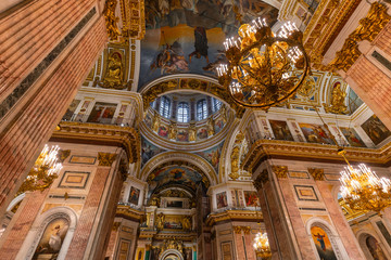 Obraz premium SAINT PETERSBURG, RUSSIA - January 2, 2019: Beautiful interior of the St Isaac's Cathedral. Luxurious ceiling and dome inside the famous cathedral.