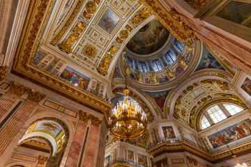 Fototapeta na wymiar SAINT PETERSBURG, RUSSIA - January 2, 2019: Beautiful interior of the St Isaac's Cathedral. Luxurious ceiling and dome inside the famous cathedral.