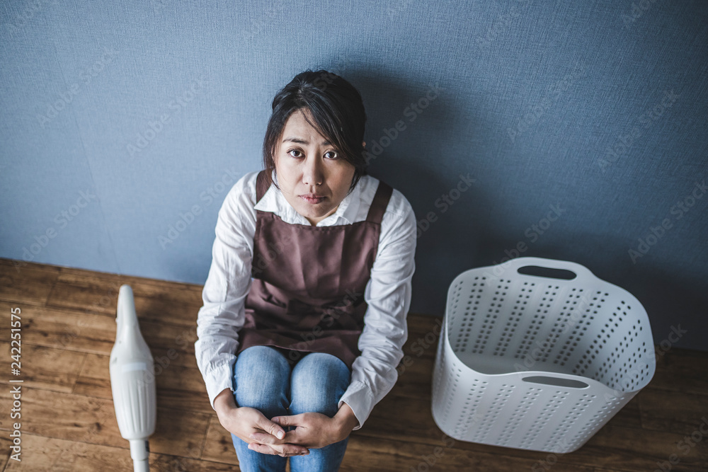 Wall mural 座って考え込む女性