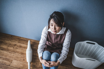 座って考え込む女性 © beeboys