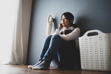 座って考え込む女性 © beeboys