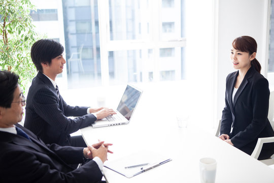 明るいオフィスで行われる面談