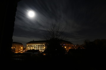 Fototapeta na wymiar Nachthimmel in der Kleinstadt