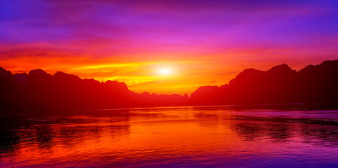 Naklejka premium sunlight sunset sky background