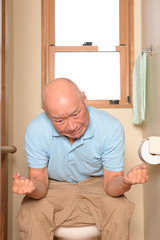 トイレで便秘に悩むシニア