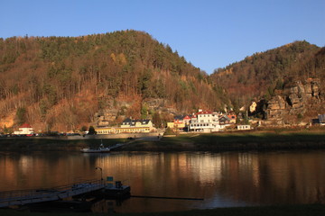 Fototapeta premium Blick über die Elbe auf Schmilka
