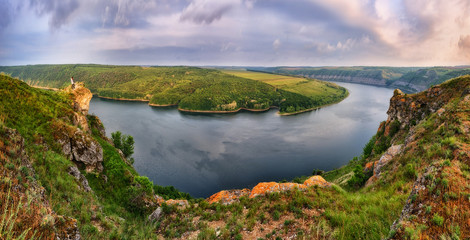 Obraz premium tourist over the canyon of the picturesque river. girl stands on a cliff above the canyon. autumn morning