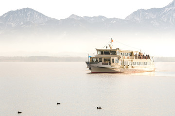 Bootsfahrt auf dem Chiemsee mit Bergen und Nebel