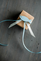 Kleines Geschenk mit Fisch aus Holz in Hellblau zur Kommunion, Konfirmation, Taufe, Firmung