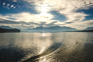 Ausblick auf den Chiemsee mit Wellen