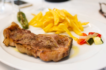 Grilled entrecote garnished with chips