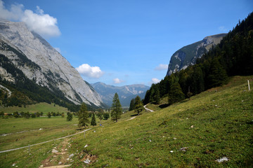 Fototapeta na wymiar Landschaft am großen Ahornboden im Karwendel