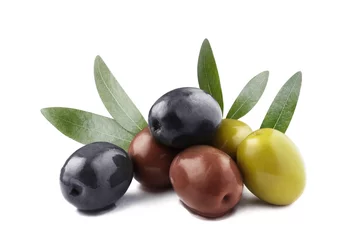 Fototapeten Delicious olives with leaves, isolated on white background © Yeti Studio