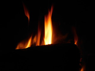 fiamma nel caminetto
