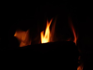 fiamma nel caminetto