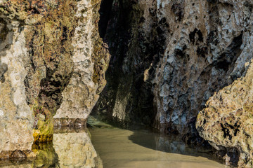 Entrada del agua entre las rocas.