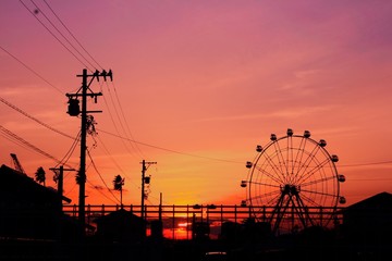 夕日と観覧車