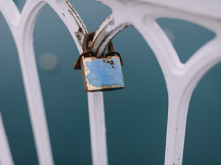 Candado de amor en barandilla blanca frente al mar