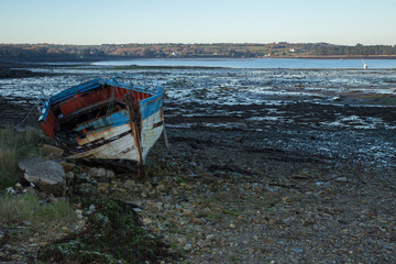 Fototapeta na wymiar carcasses de vieux bateaux abandonnés, épaves