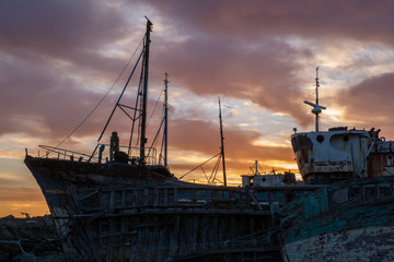 épave de vieux bateau abandonné, échoué au lever du jour