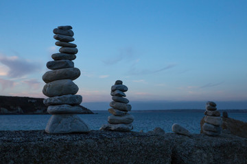 cairn, tas de cailloux en bord de mer
