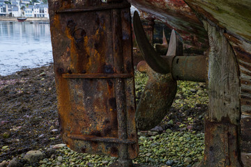 vieille hélice rouillée d'une épave de bateau abandonné