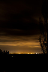 Fototapeta premium Lichtglocke über Stadt. Light pollution over city.