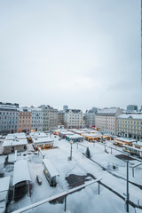Schnee auf Stadt Marktplatz. Snow on city market square.