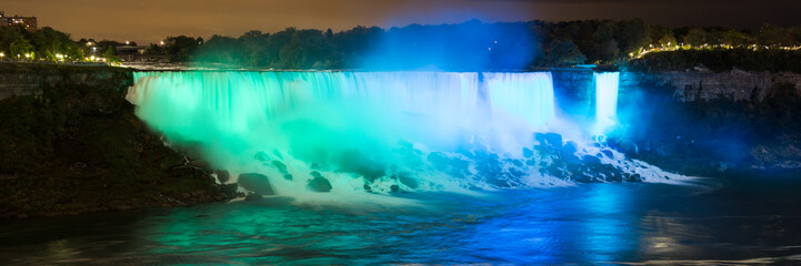 Célèbres chutes du Niagara de nuit, illuminées, Niagara Falls, Ontario, Canada