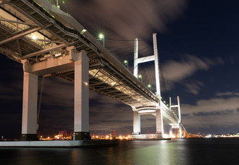 Obraz premium 夜の横浜のつり橋 