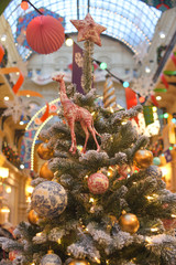 Fototapeta premium christmas giraffe on a christmas tree