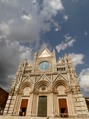 Naklejka premium La catedral de Siena, Duomo di Siena, es un templo de culto católico, de esta ciudad italiana. Está dedicada a Nuestra Señora de la Asunción.