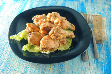 fried wings with sauce