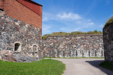 Fototapeta na wymiar The stone granite fortifications on the island-fort Suomenlyan Sveaborg in the Gulf of Finland in Finland on a summer day are tourist attractions.